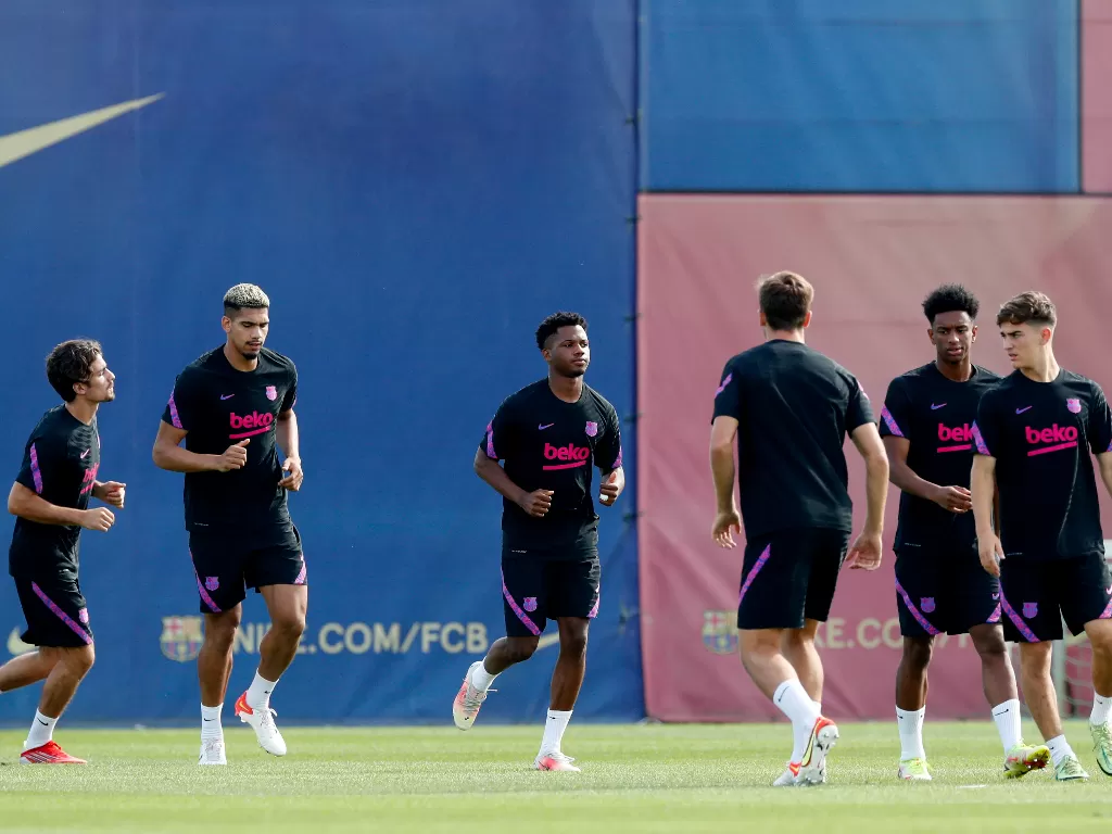 Ansu Fati saat mengikuti latihan Barcelona (REUTERS/Albert Gea)