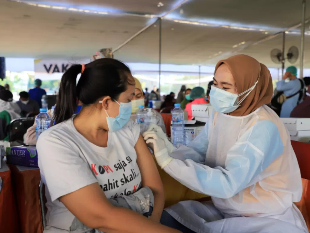 Warga menjalani vaksinasi COVID-19 di Lapangan Thor, Kota Surabaya, Jawa Timur, Jumat (31/7/2021). (FOTO ANTARAHO/Humas Pemkot Surabaya)