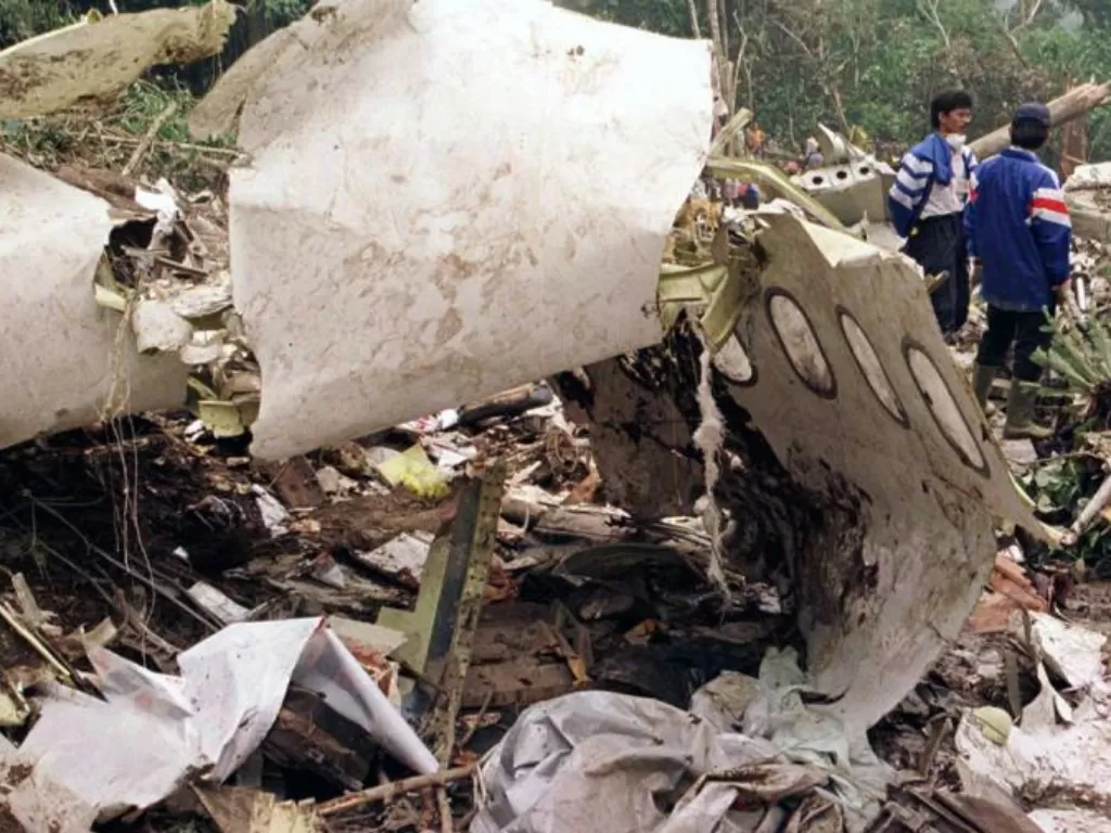 Puing-puing pesawat Garuda Indonesia GA 152 di Desa Buah Nabar, kecamatan Sibolangit, kabupaten Deli Serdang, Sumatra Utara, 26 September 1997. (Foto: www.baaa-acro.com)