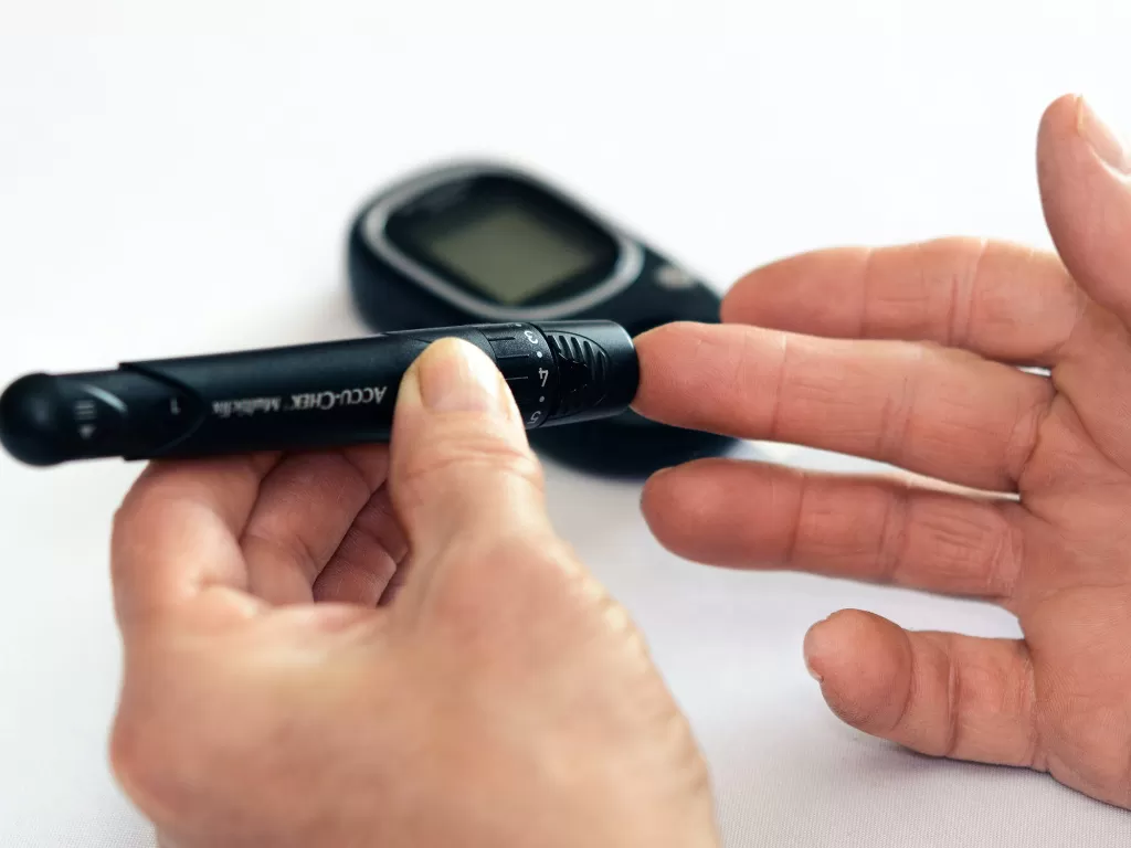 Ilustrasi mengukur kadar gula darah pada pasien diabetes. (Pexels/PhotoMIX Company)