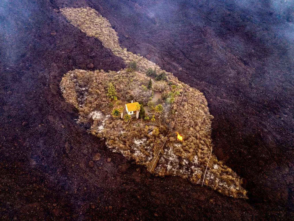 Rumah yang selamat dari terjangan lava (Alfonso Escalero / I LOVE THE WORLD)