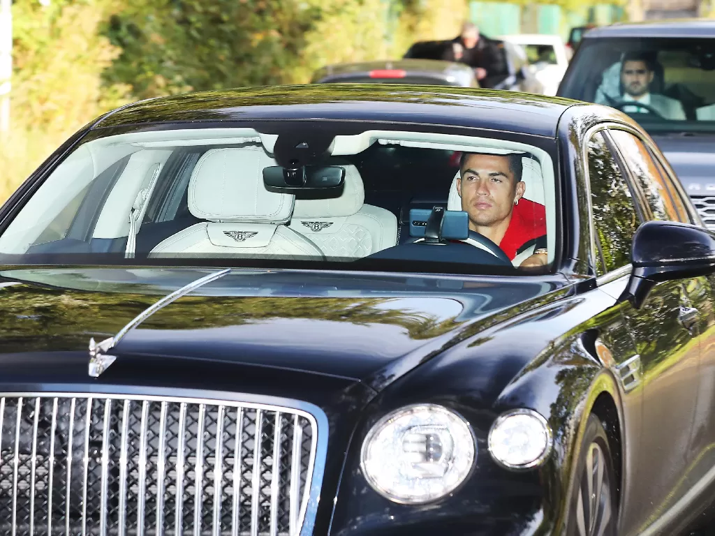 Pesepakbola Cristiano Ronaldo saat mengendarai Bentley Flying Spur (photo/The Sun)