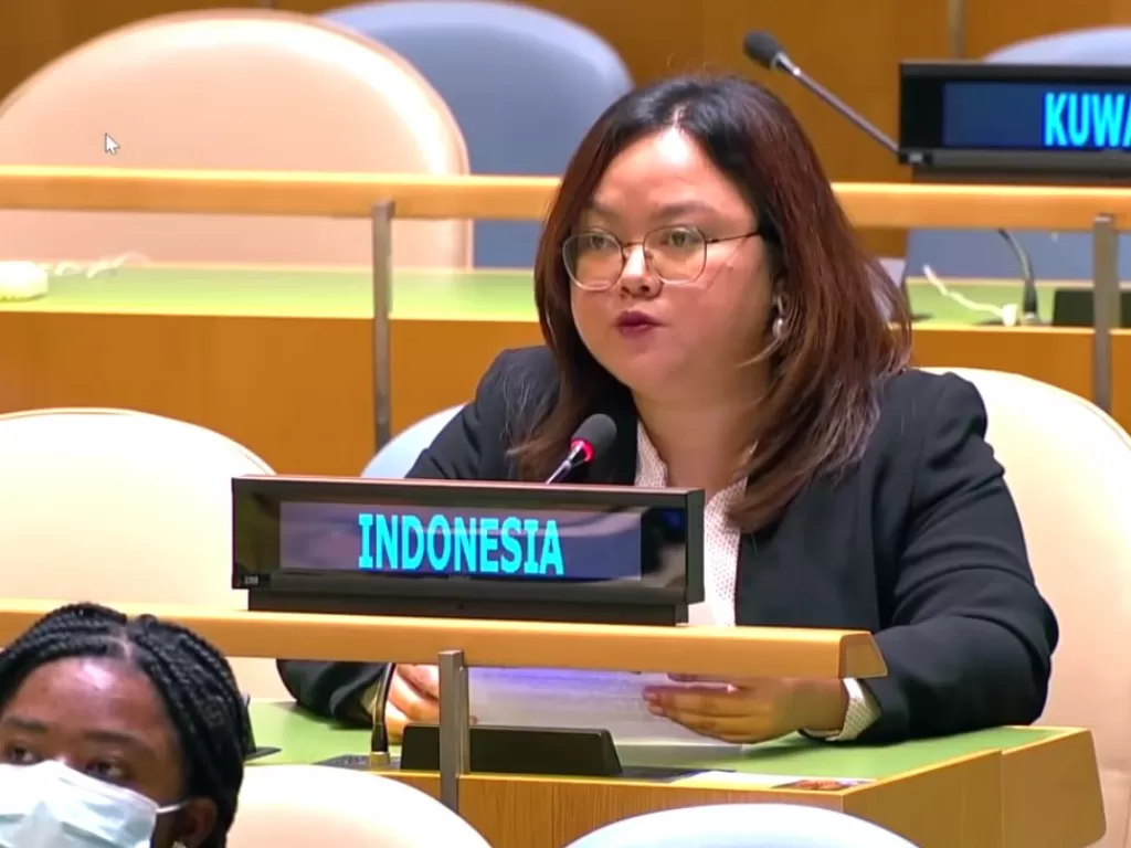 Sekretaris Ketiga Perutusan Tetap Republik Indonesia di PBB New York, Sindy Nur Fitri. (YouTube/Kemenlu)