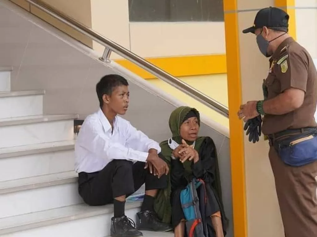 Ibu temani anaknya ujian CPNS di Kejaksaan Tinggi Aceh (Instagram/andreli48)