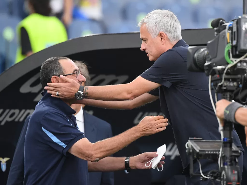 Maurizio Sarri dan Jose Mourinho di laga Lazio vs AS Roma (REUTERS/Alberto Lingria)