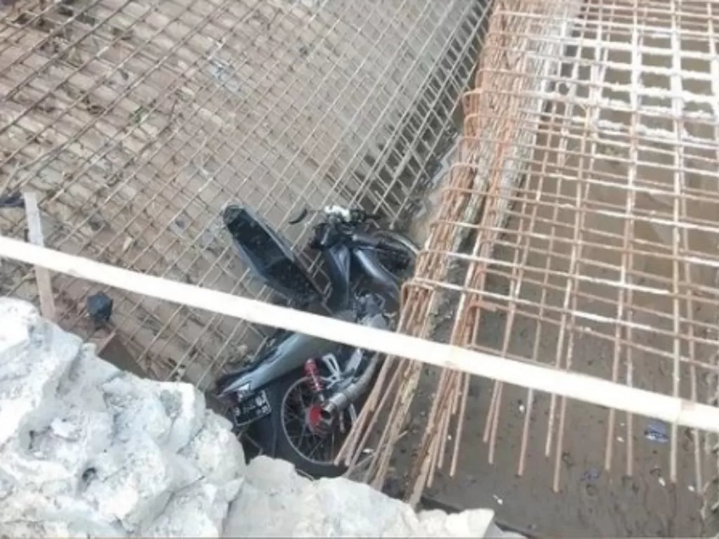 Pemotor tewas usai terjun ke proyek pembangunan jembatan di Tangerang (Istimewa)