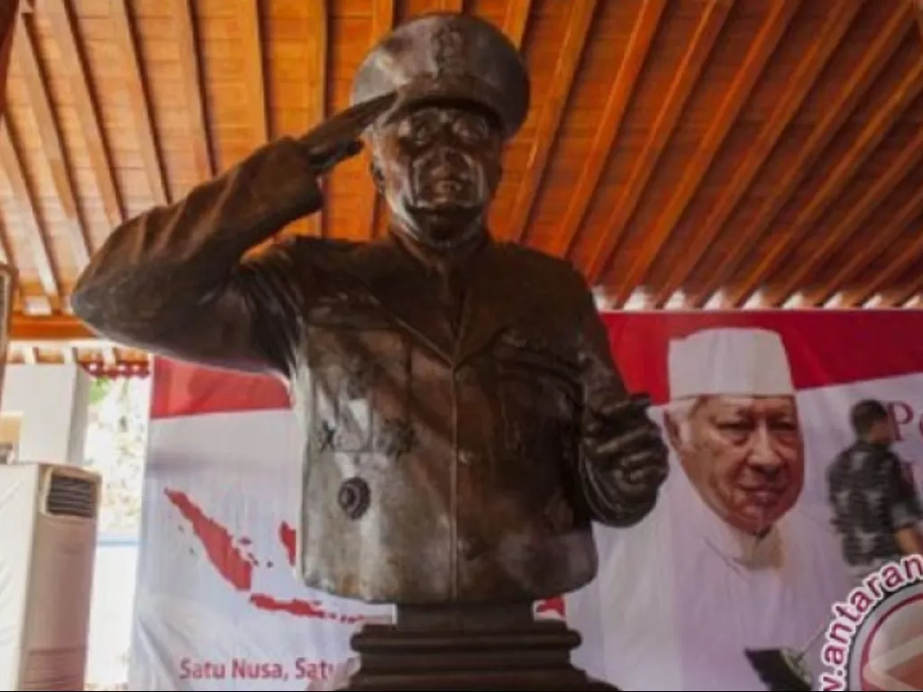 Patung mantan Presiden Soeharto di Joglo Kemusuk, Argomulyo, Bantul, Yogyakarta, Jumat (7/6). (ANTARA/Sigid Kurniawan)