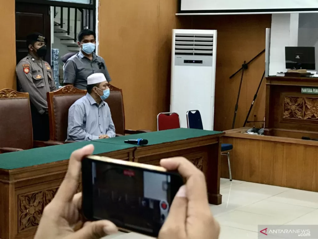 Tersangka kasus penistaan agama Yahya Waloni (duduk kiri) mendengar penetapan hakim terkait pencabutan permohonan praperadilannya di Pengadilan Negeri Jakarta Selatan, Jakarta, Senin (27/9/2021). (photo/ANTARA/Genta Tenri Mawangi)