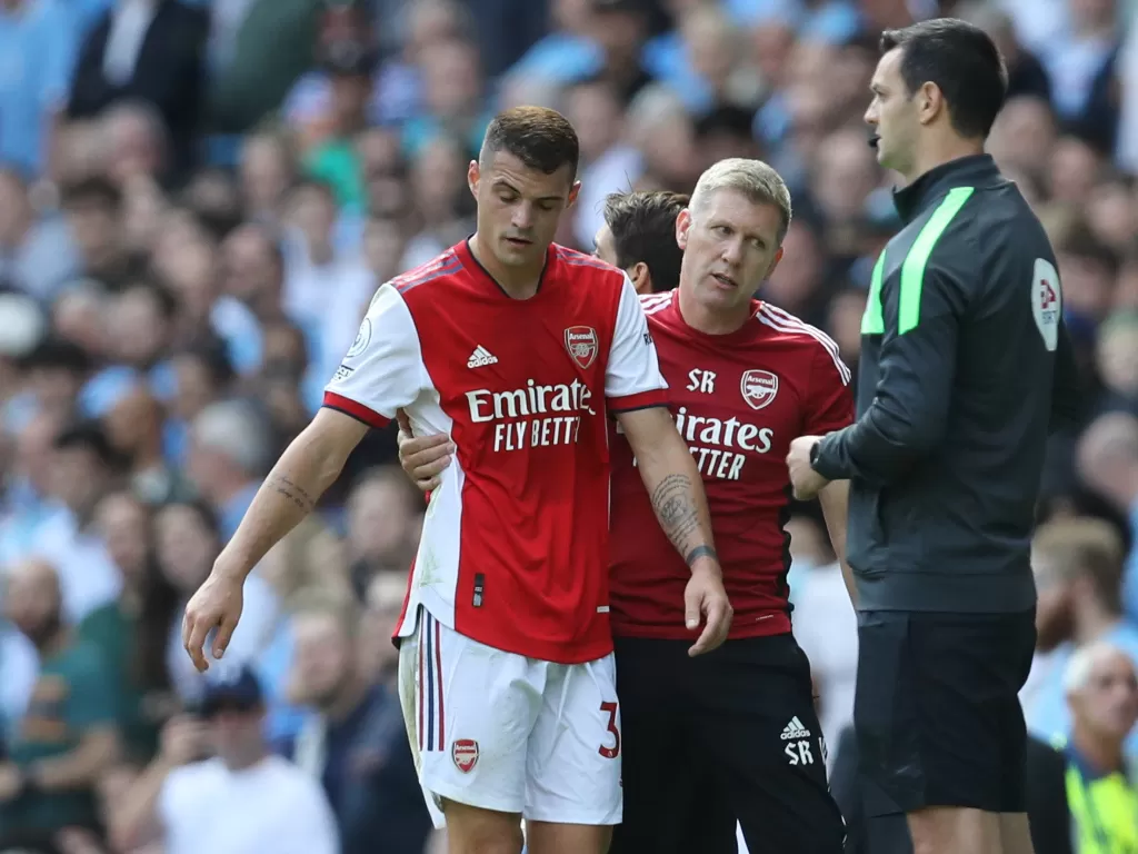 Granit Xhaka mengalami cedera saat Arsenal menang 3-1 atas Tottenham (REUTERS/Russell Cheyne)
