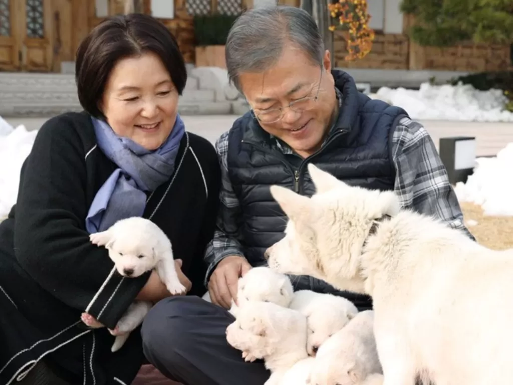 Presiden Korea Selatan, Moon Jae-in dan istrinya bermain dengan hewan peliharaan. (Photo/Amazon Prime)