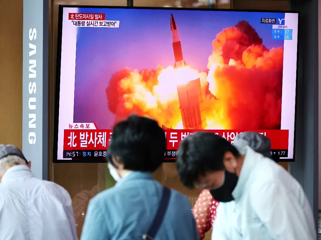 Orang-orang menonton siaran TV dari laporan berita tentang Korea Utara menembakkan rudal. (REUTERS/Kim Hong-Ji)