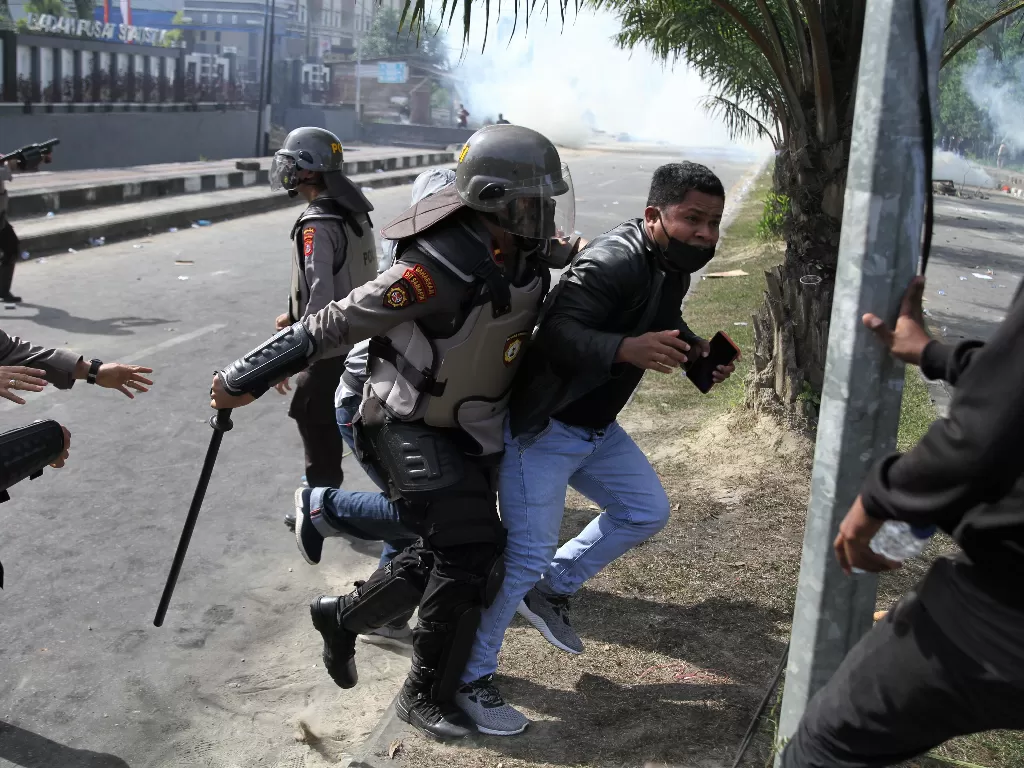 Personel Polda Sulawesi Tenggara mengamankan pendemo (ANTARA FOTO/Jojon)