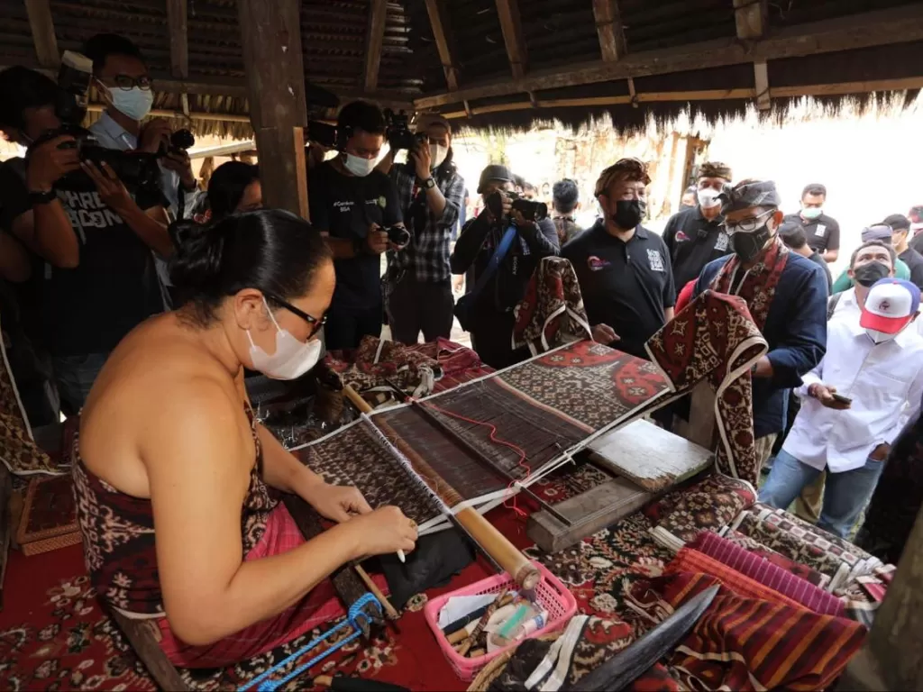 Menparekraf Sandiaga Uno saat melihat proses menenun kain gringsing Bali. (Dok. Kemenparekraf)