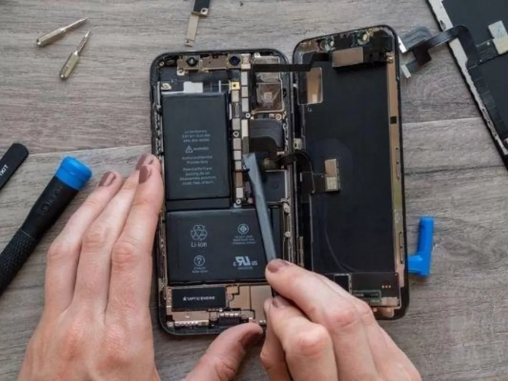 Perbaikan iPhone 13. (Photo/YouTube/iFixit)