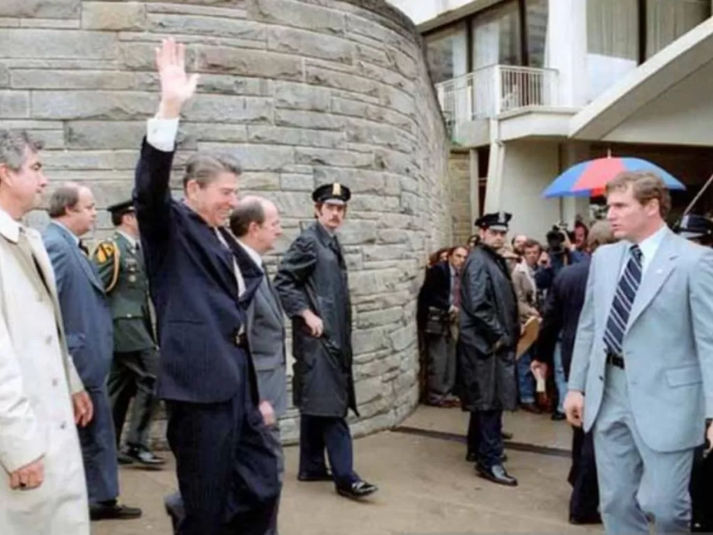Presiden AS Ronald Reagan dan tiga orang lainnya dalam sebuah percobaan pembunuhan pada 1981. (Foto/Reuters)