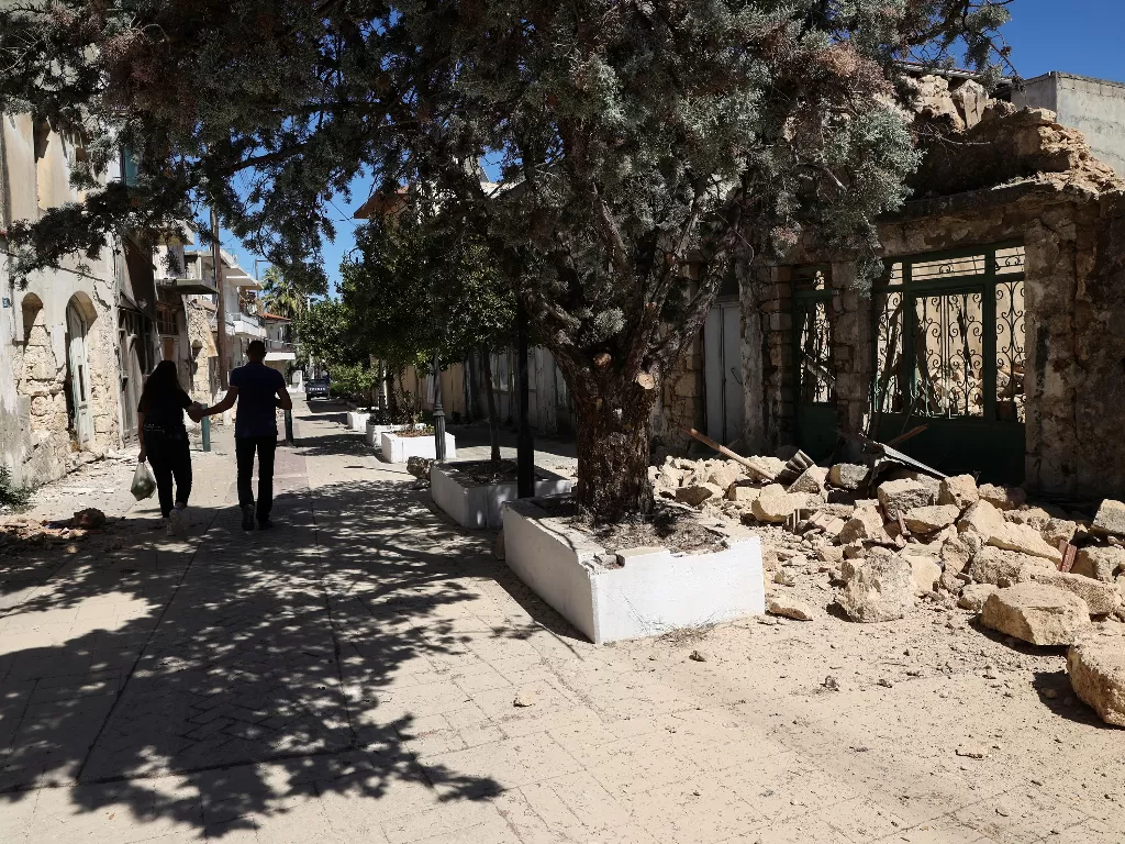 Gempa bumi merusak ratusan rumah di Yunani. (REUTERS/Stefanos Rapanis)