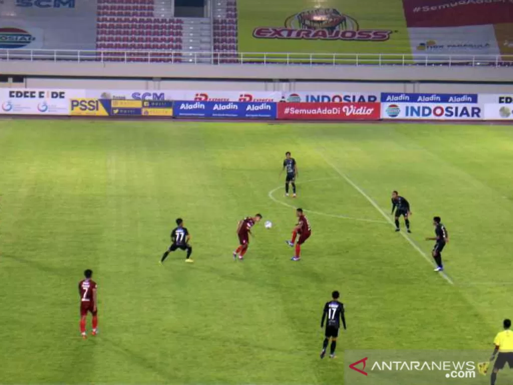 Dua pemain depan Persis Solo saat mengontrol bola dan dijaga beberap pemain PSG (ANTARA/Bambang Dwi Marwoto)