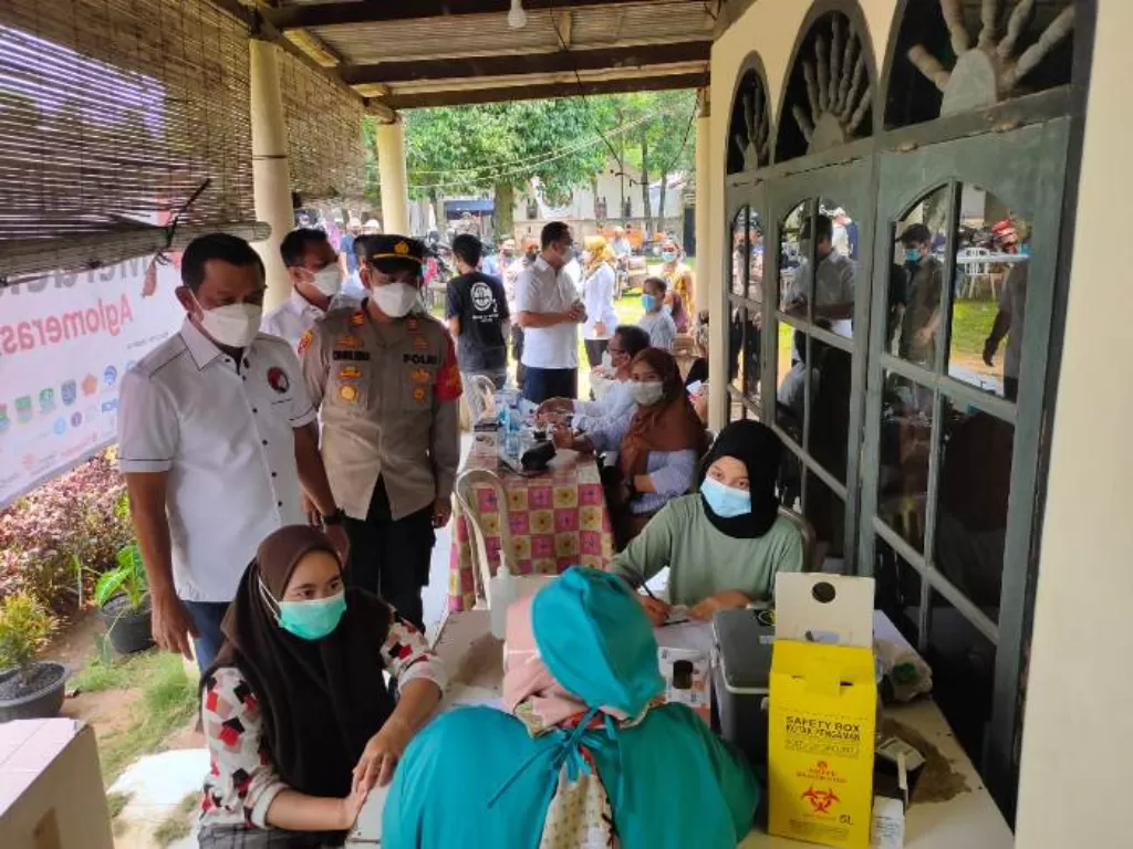 Jajaran Direktorat Reserse Narkoba Polda Metro Jaya tinjau gerai vaksin di Cisauk, Tangerang. (Dok Ditresnarkoba Polda Metro Jaya)