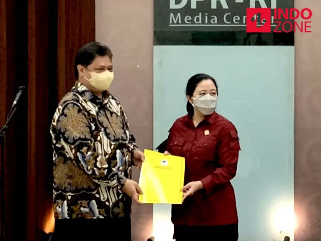 Ketum Golkar Airlangga Hartarto (kiri) serahkan surat pergantian Pimpinan DPR ke Ketua DPR Puan Maharani (Kanan) (Indozone/Harits Tryan)