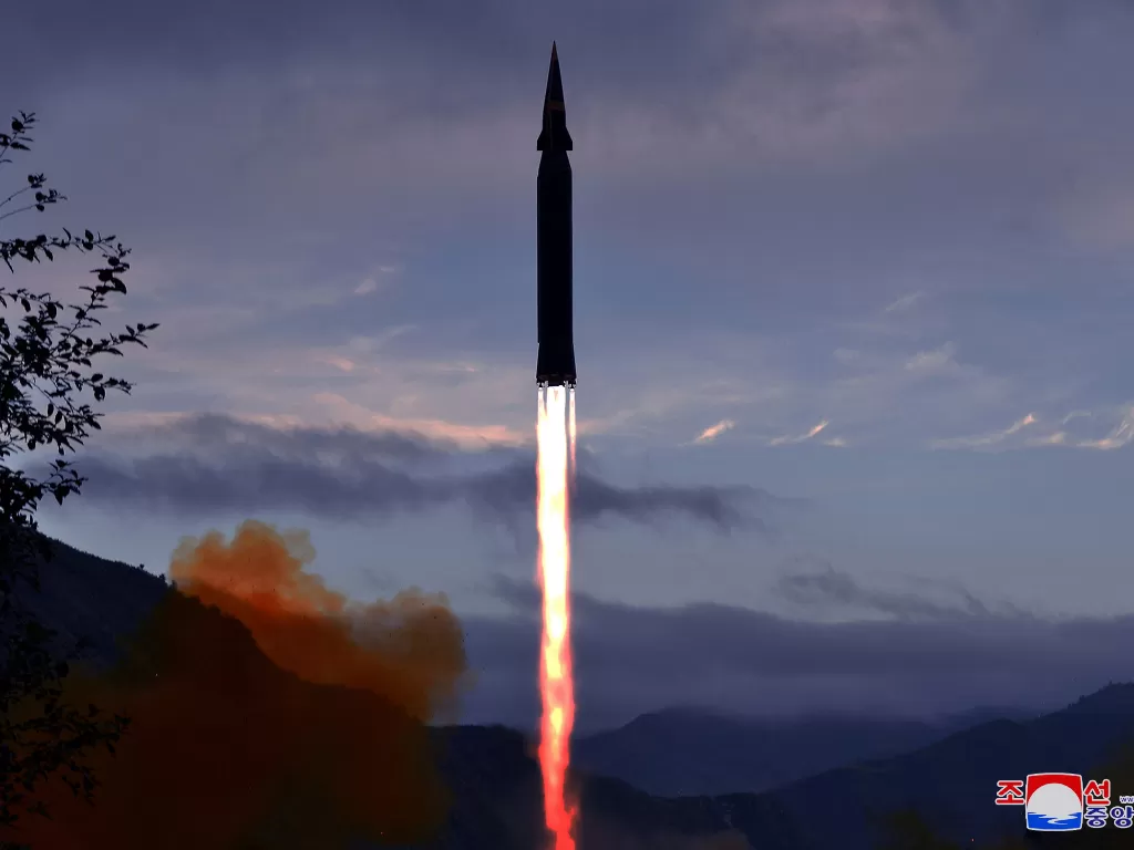 Rudal hipersonik Hwasong-8 diuji coba oleh Akademi Ilmu Pertahanan DPRK di Toyang-ri, Kabupaten Ryongrim, Provinsi Jagang, Korea Utara. (REUTERS/KCNA)