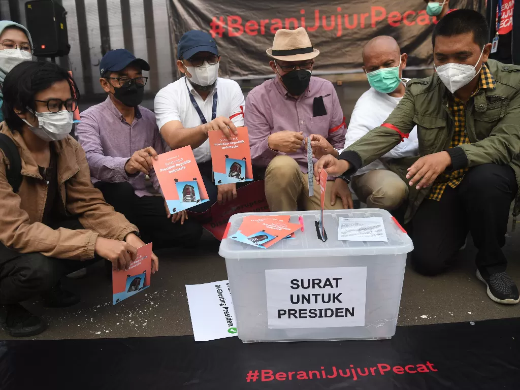 Sejumlah pegawai nonaktif KPK bersama pegiat anti korupsi menunjukkan surat untuk presiden saat mengikuti aksi anti korupsi di Jakarta, Rabu (15/9/2021). (Foto/Antara)
