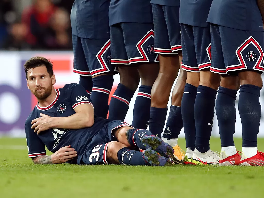 Lionel Messi berbaring menjadi pagar hidup tendangan bebas di laga PSG vs Manchester City, Rabu (29/9/2021) dini hari WIB (REUTERS/BENOIT TESSIER)