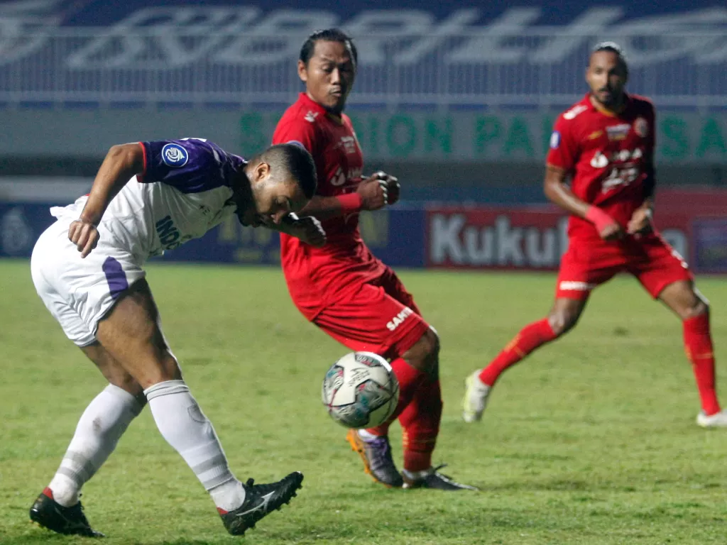 Pesepak bola Persija Jakarta Tony Sucipto (kanan) mengawal pesepak bola Persita Harrison Cardoso (kiri) (ANTARA FOTO/Yulius Satria Wijaya/rwa.)