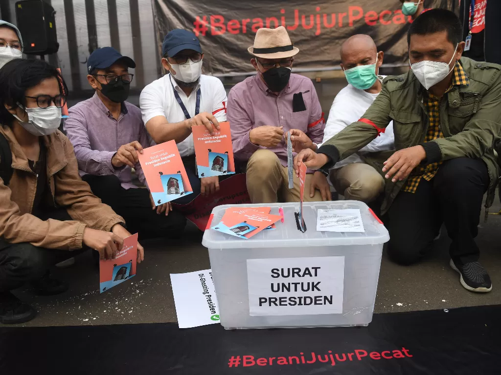 Sejumlah pegawai nonaktif KPK bersama pegiat anti korupsi menunjukkan surat untuk presiden saat mengikuti aksi anti korupsi di Jakarta, Rabu (15/9/2021). (ANTARA FOTO/Akbar Nugroho Gumay)