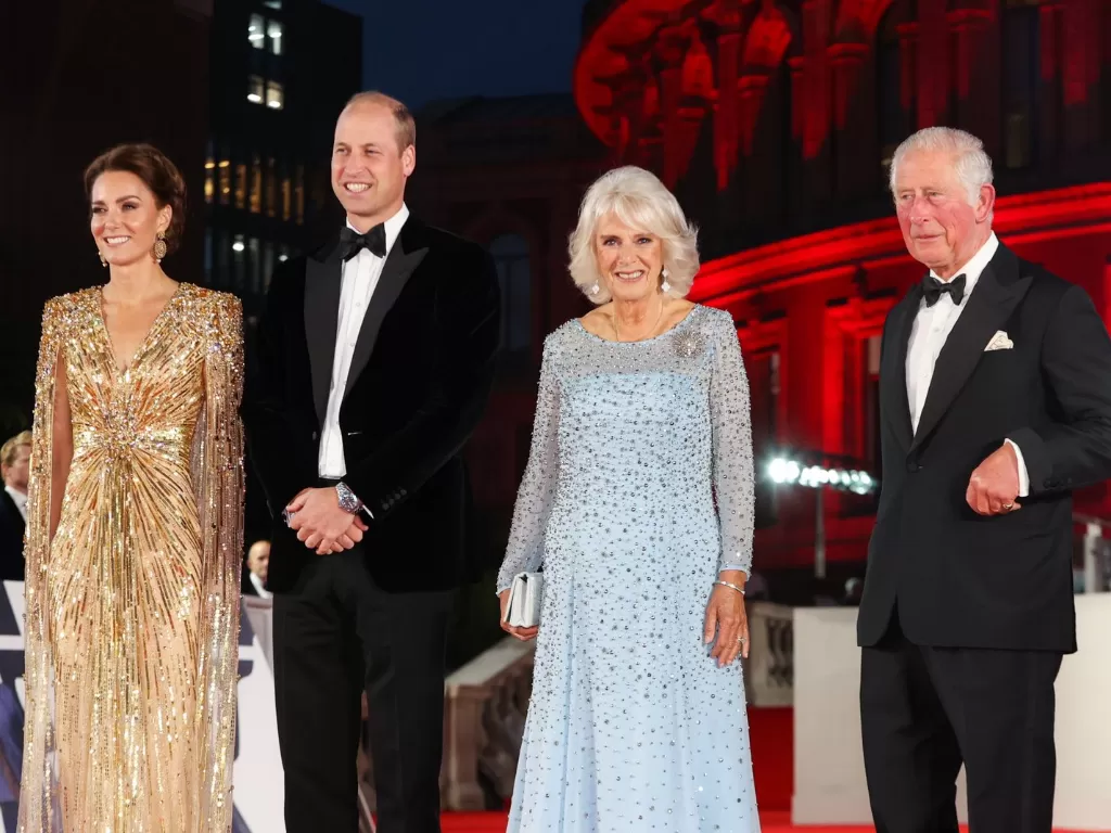 Pangeran William dan Pangeran Charles beserta istri mereka saat menghadiri pemutaran perdana 'No Time to Die'. (Twitter/@KensingtonRoyal)