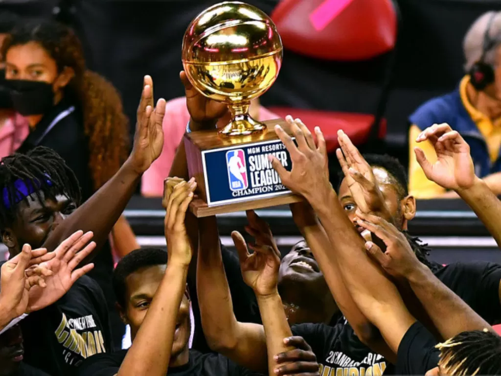 Pebasket Sacramento Kings memegang trofi juara NBA Summer League Championship (REUTERS)