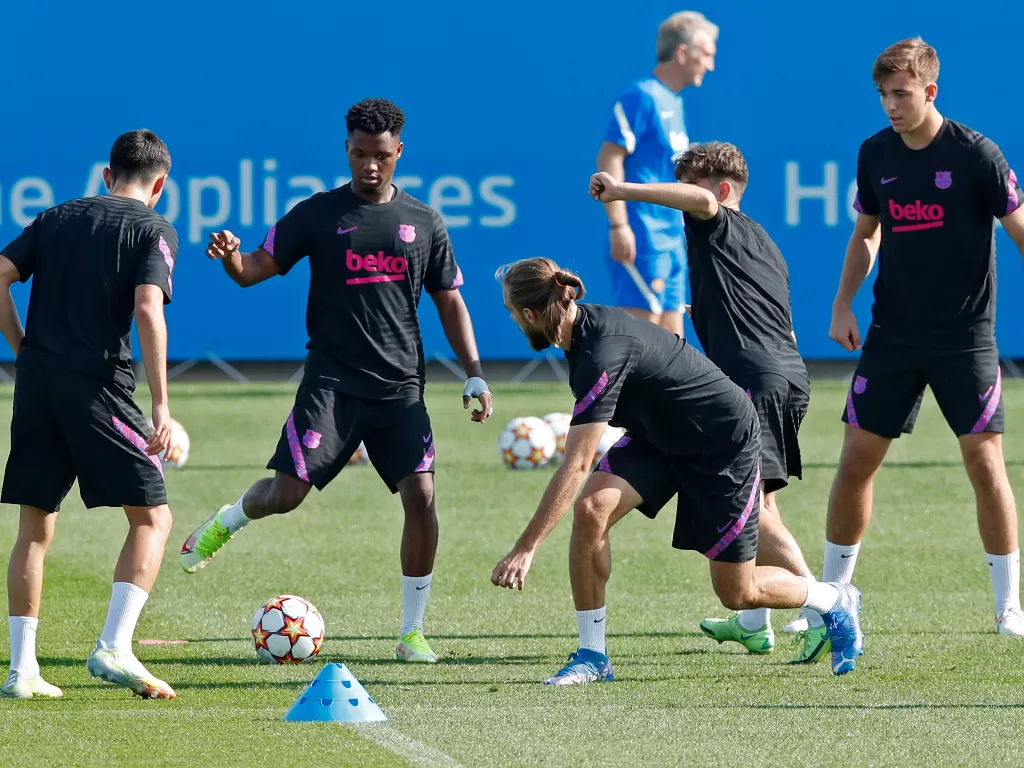 Skuat Barcelona ketika berlatih (REUTERS/Albert Gea)