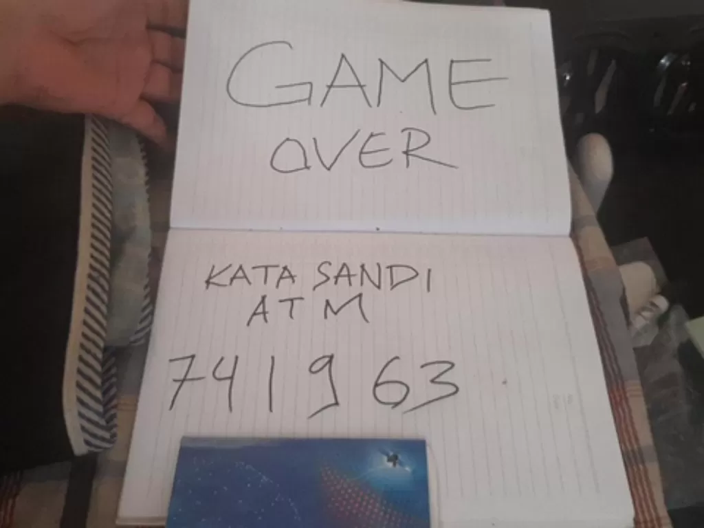  Pemuda bunuh diri dengan tulisan 'Game Over'. (photo/Istimewa)