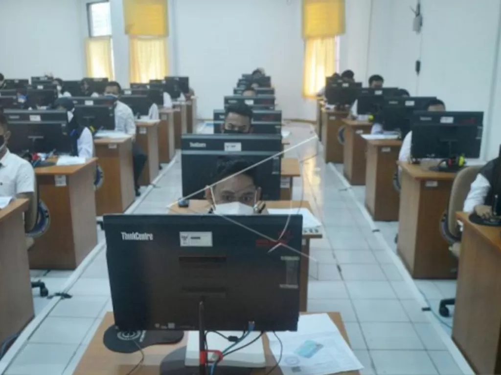 Peserta mengikuti Ujian Seleksi Kompetensi (SKD) Calon Aparatur Sipil Negara (CASN) di Kantor BKD Sumatera Barat di Padang, Jumat (3/9/2021). (ANTARA/Iggoy El Fitra)