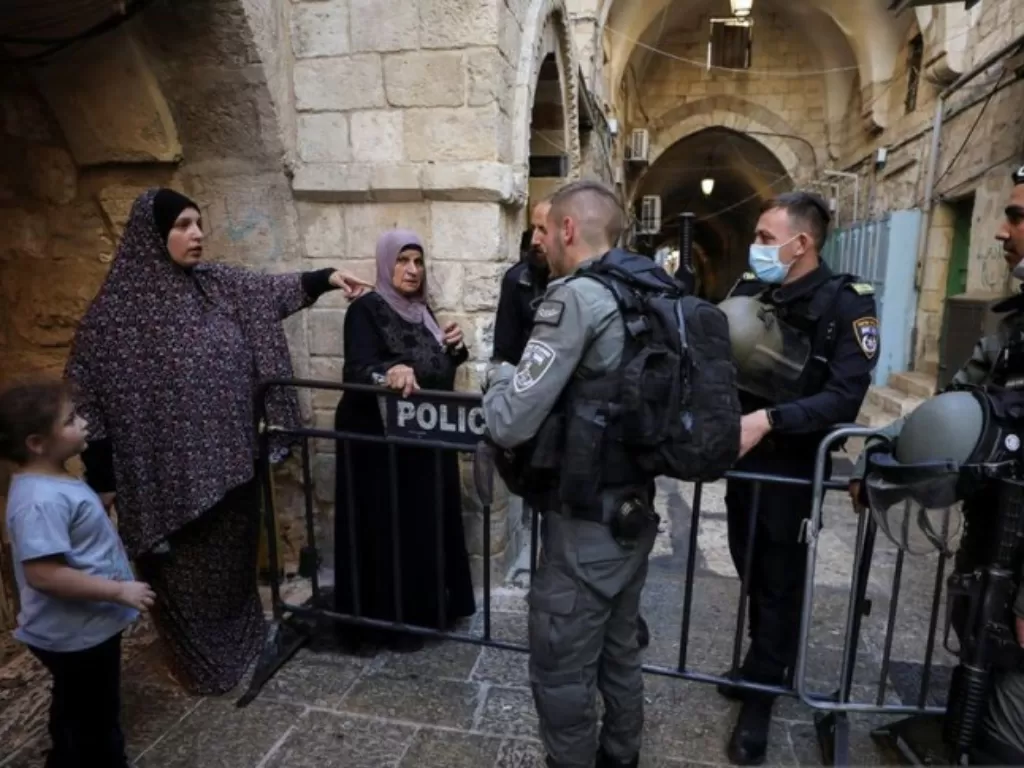 Dua perempuan Palestina terlibat percekcokan dengan petugas perbatasan di kota tua Yerusalem, Israel (REUTERS)