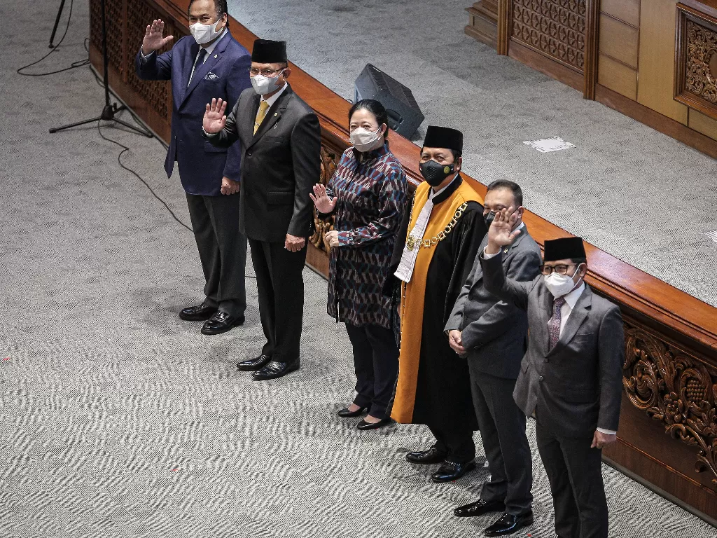 Ketua DPR Puan Maharani (ketiga kiri), Wakil Ketua DPR (dari kiri) Rachmat Gobel, Lodewijk F Paulus, Sufmi Dasco Ahmad, Muhaimin Iskandar dan Ketua Mahkamah Agung (MA) Muhammad Syarifuddin (ketiga kanan). (ANTARA FOTO/Dhemas Reviyanto)