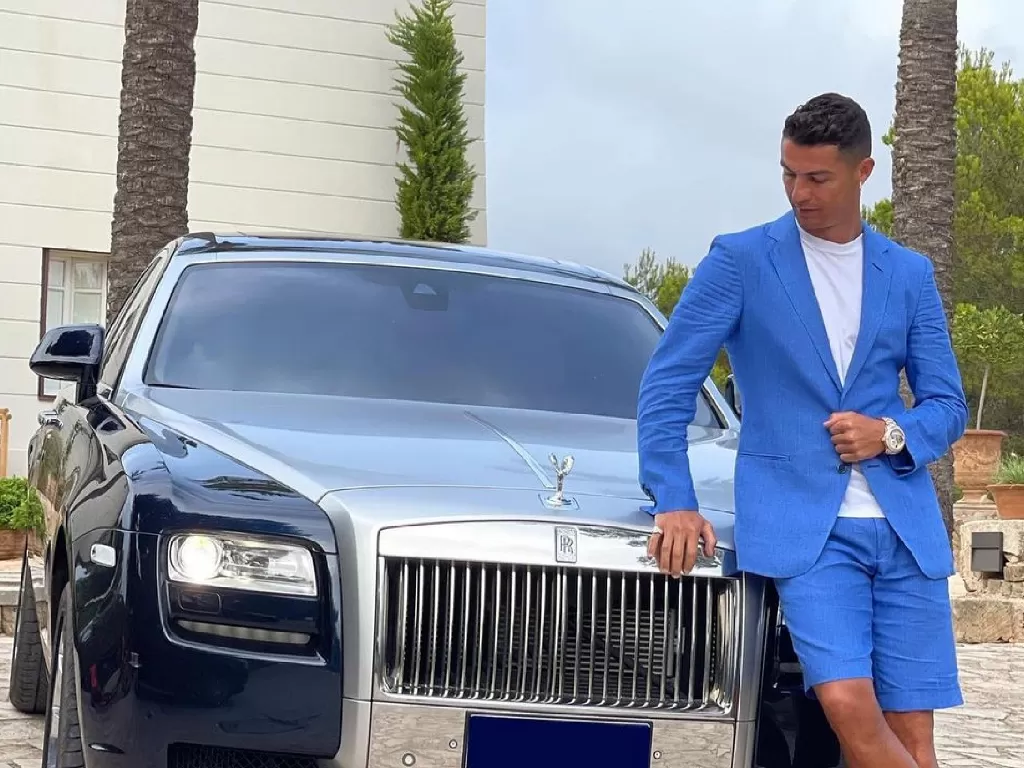 Pesepakbola Cristiano Ronaldo bersama mobil Bentley-nya (photo/Instagram/@cristiano)