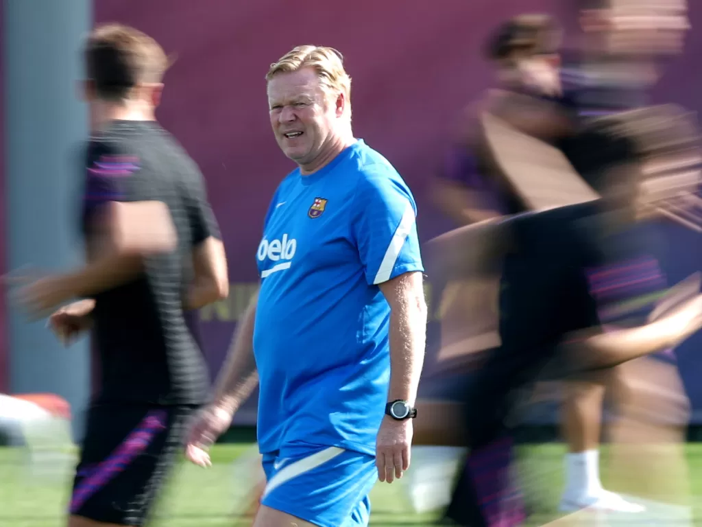 Ronald Koeman saat memimpin latihan Barcelona (REUTERS/Albert Gea)