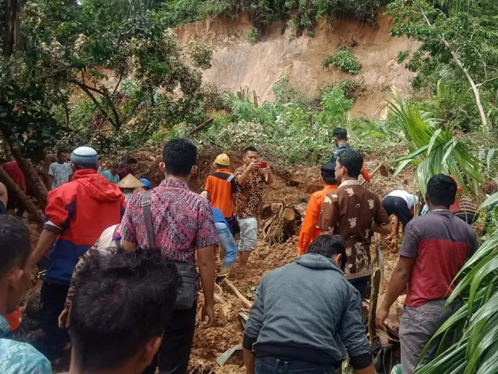 Proses pencarian korban yang tertimbun longsor di Padang Pariaman. (Facebook)
