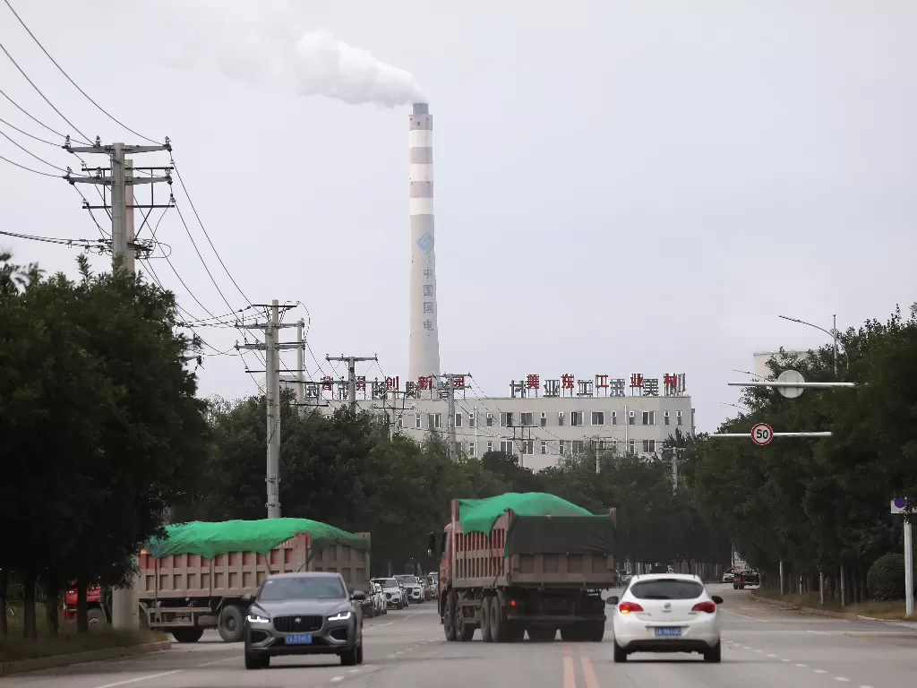 Cerobong asap pembangkit listrik tenaga batu bara di Shenyang, provinsi Liaoning, China. (REUTERS/Tingshu Wang)