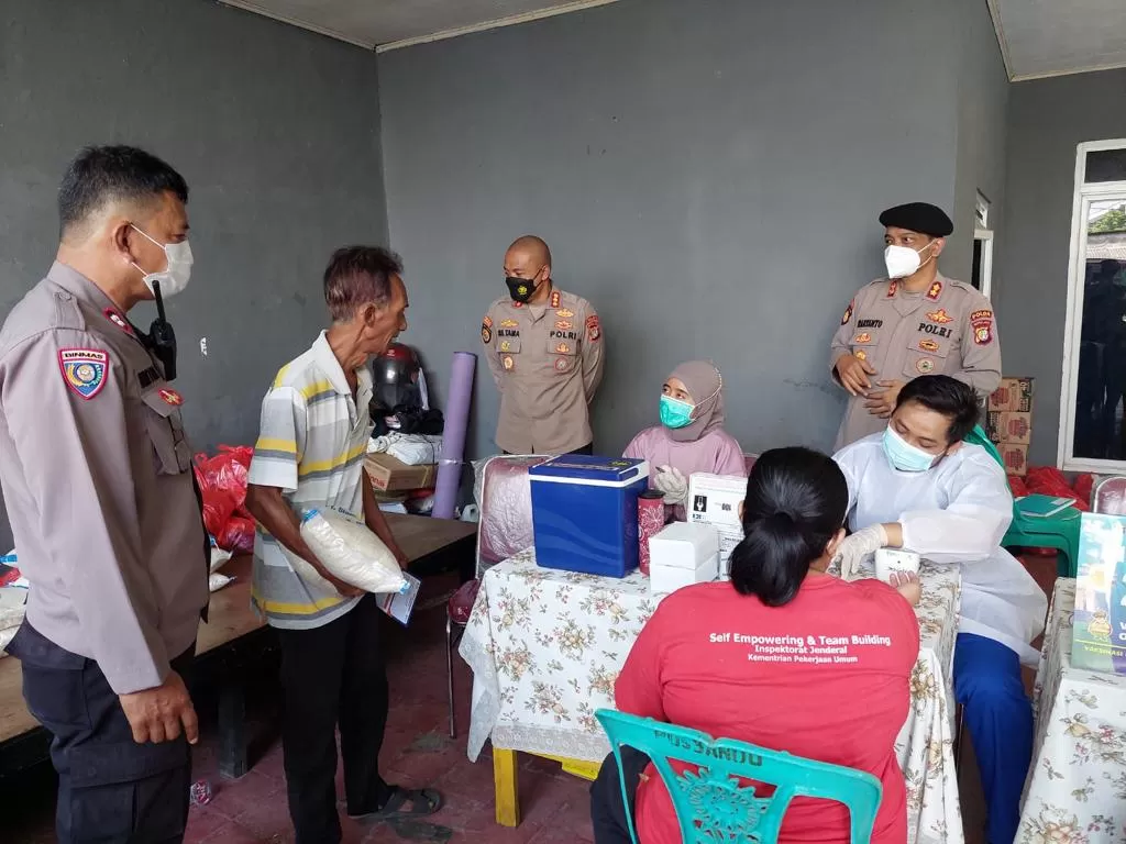 Jajaran Direktorat Pam Obvit Polda Metro Jaya meninjau gerai vaksin di Bekasi. (Dok. Dit Pam Obvit PMJ)