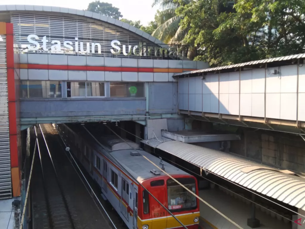  Kereta Rel Listrik melintas di Stasiun Sudirman, Jakarta Pusat, Kamis (30/9/2021). (photo/ANTARA/Dewa Ketut Sudiarta Wiguna)