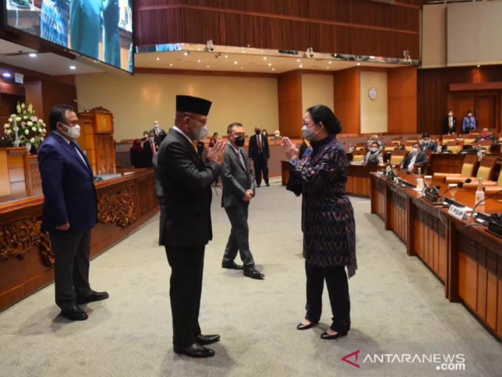 Ketua DPR RI Puan Maharani (kanan) memberikan ucapan selamat kepada Lodewijk Paulus usai dilantik sebagai Wakil Ketua DPR RI, di Kompleks Parlemen, Jakarta, Kamis. (photo/ANTARA/HO-DPR RI)
