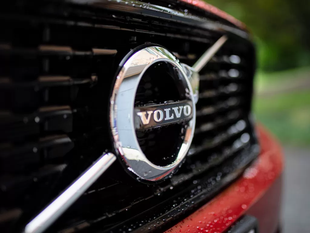 Tampilan logo Volvo di salah satu mobil buatannya (photo/Unsplash/Adam Cai)