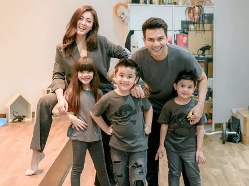 Keluarga Jonathan Frizzy dengan Dhena Devanka. (Instagram/@ijonkfrizzy)