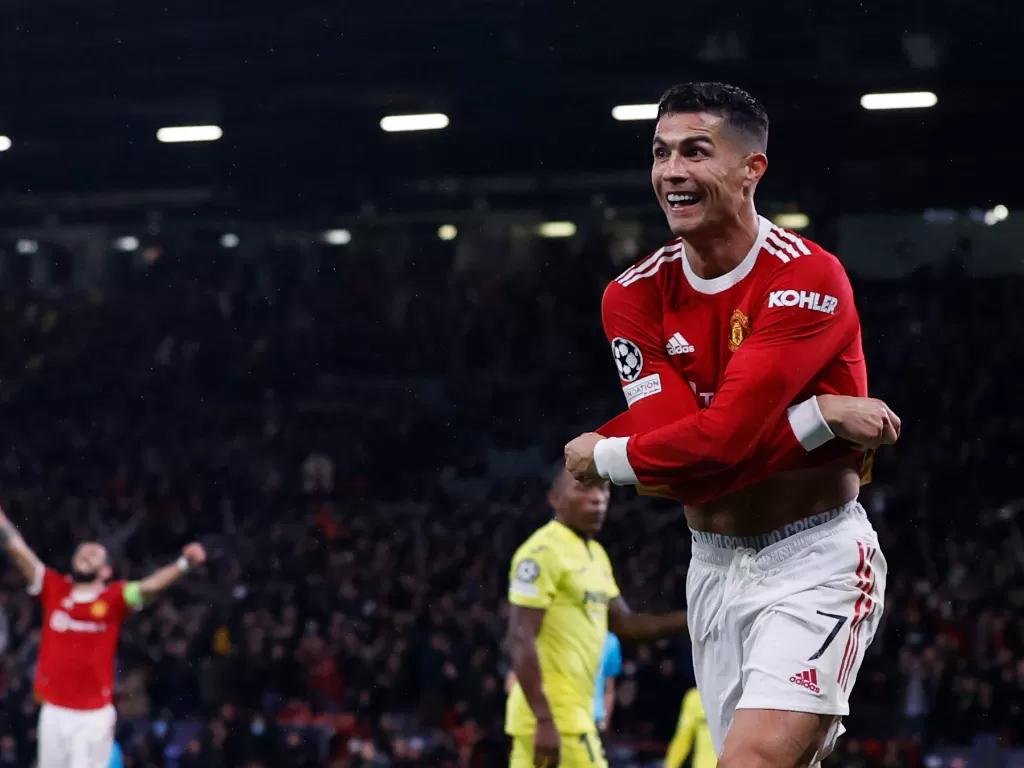 Cristiano Ronaldo berselebrasi usai mencetak gol kemenangan Manchester United di Liga Champions (REUTERS/Phil Noble)