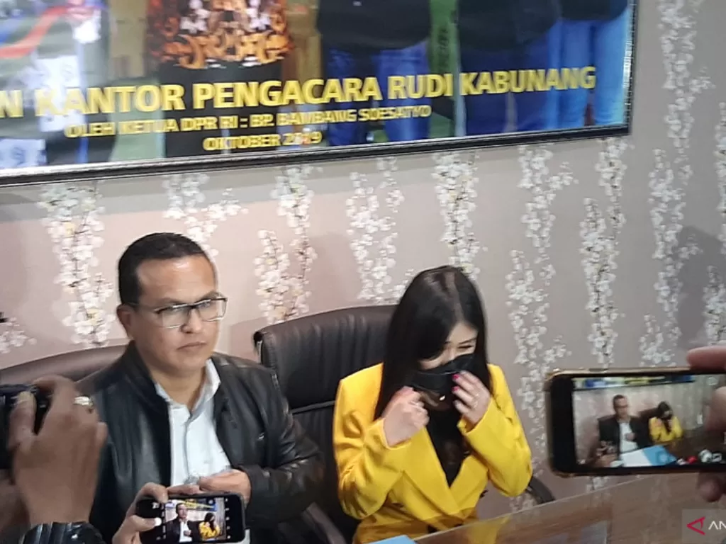  Kuasa Hukum Ayu Thalia Rudi Kabunang (baju hitam) bersama Ayu Thalia menyampaikan keterangan pers di Kebayoran Baru, Jakarta Selatan, Rabu, (1/9/2021). (photo/ANTARA/Sihol Hasugian)