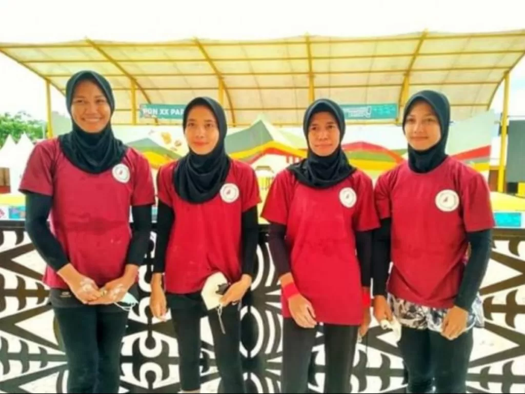 Empat atlet panjat tebing NTB yang berhasil meraih medali emas dari nomor boulder beregu putri PON XX Papua, yakni Nurul Iqamah, Anggun Yolanda, Ayu Fatullah dan Ade Irma Suryani. (ANTARA/HO-Dokumentasi kontingen NTB)