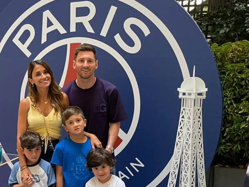 Lionel Messi beserta istri dan ketiga anaknya (Instagram/@leomessi)