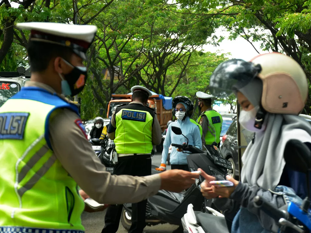 Ilustrasi polisi melakukan pemeriksaan kelengkapan surat kendaraan. (ANTARA FOTO/Abriawan Abhe)