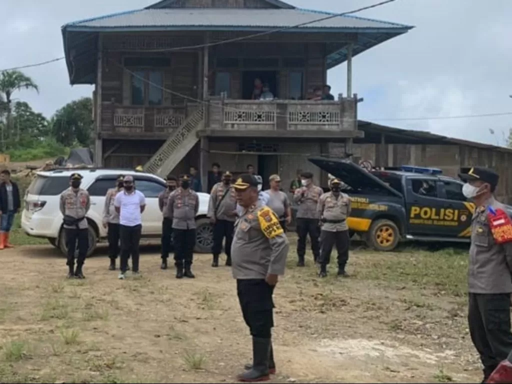 Polisi datangi lokasi bentrokan pemasangan patok yang berujung ricuh di Sulut. (Dok. Humas Polda Sulut).